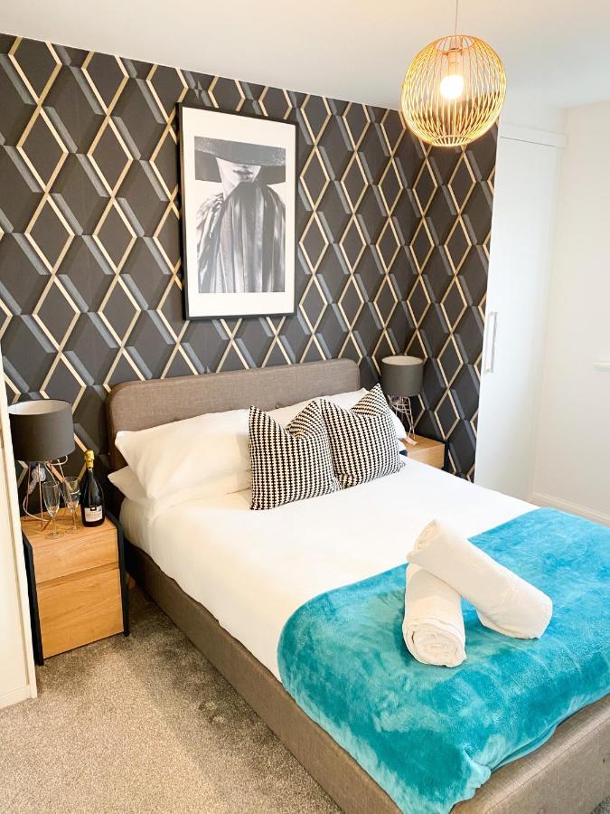 Tudors Esuites 3 Bed House Garden & Netflix Бирмингем Экстерьер фото