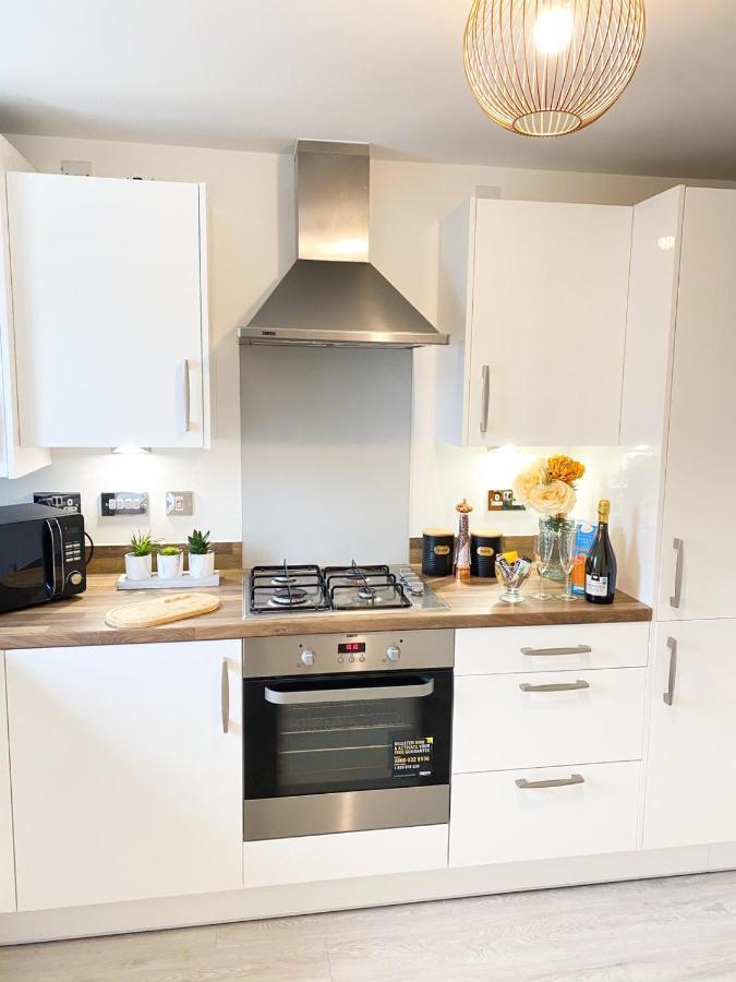 Tudors Esuites 3 Bed House Garden & Netflix Бирмингем Экстерьер фото