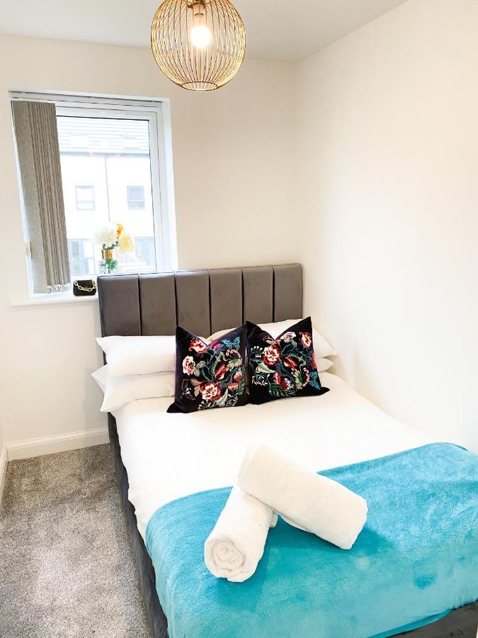 Tudors Esuites 3 Bed House Garden & Netflix Бирмингем Экстерьер фото